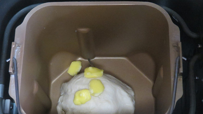 萌萌哒【椰浆砂糖小餐包】 ,和面完成，加入软化的黄油，继续和面程序20分钟