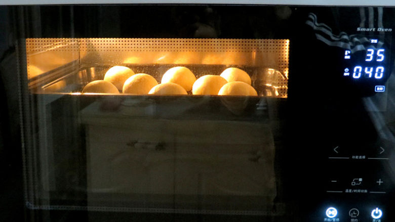 萌萌哒【椰浆砂糖小餐包】 ,放入烤箱35度40分钟左右，发酵至两倍大