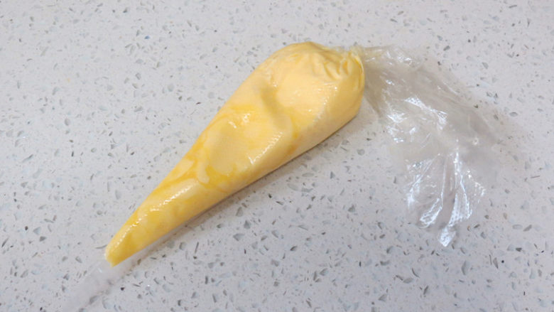 萌萌哒【椰浆砂糖小餐包】 ,室温软化的黄油装入裱花袋中