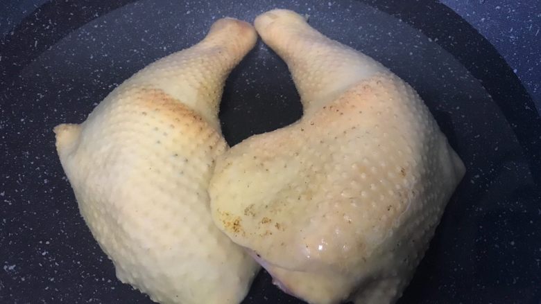 家庭版凉拌口水鸡,食材处理：

处理干净后的大鸡腿 冷水下锅 清水没过大鸡腿