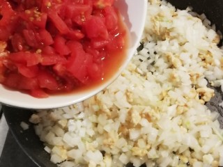鸡肉番茄意面,洋葱炒软后放入番茄丁