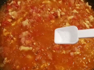鸡肉番茄意面,充分炒匀入味  酱汁越来越浓 放入糖和盐