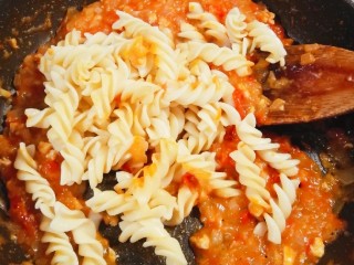 鸡肉番茄意面,放入煮好的意面  让酱汁包裹住螺丝粉