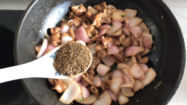 洋葱溜肥肠,最后加入一勺自然粒，翻炒均匀即可出锅