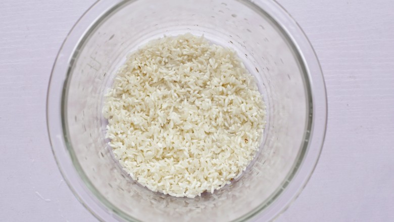 宝宝最爱的藜麦杂蔬饭～,锅中放入大米。