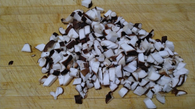香菇、花生鲜肉粽子,切碎。