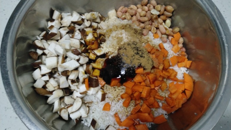 香菇、花生鲜肉粽子,加入盐、生抽、<a style='color:red;display:inline-block;' href='/shicai/ 756'>鸡精</a>、耗油、十三香。