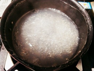 杨梅西米露奶茶,煮至锅中无白色，成透明状后捞起