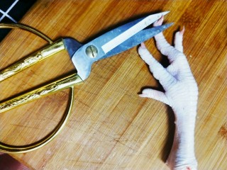 柠檬泡椒凤爪,用剪刀去掉剪指甲
