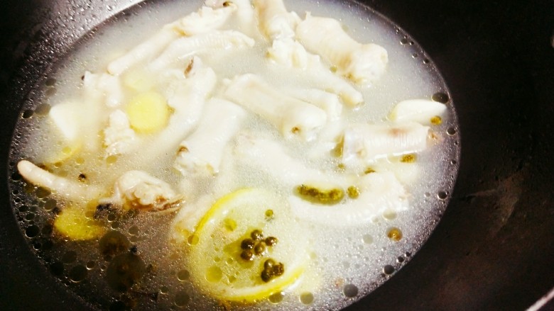 柠檬泡椒凤爪,大火煮15分钟，捞起用冷水浸泡