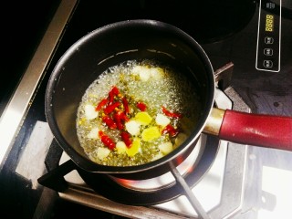 柠檬泡椒凤爪,锅中加入少量的水，然后加入食材，大火煮制辣味散出