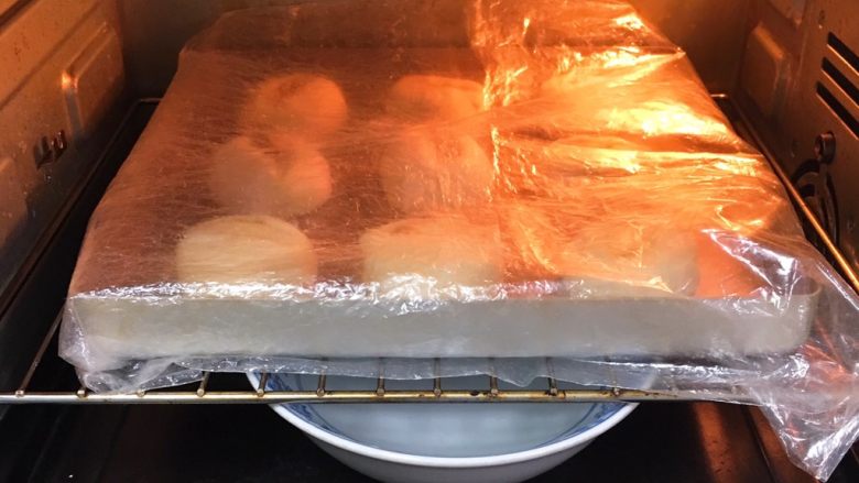 亚麻籽花生饼,盖上保鲜膜送入烤箱发酵80分钟。