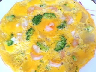 虾仁蔬菜煎蛋饼,表面蛋液凝固后即可出锅装盘