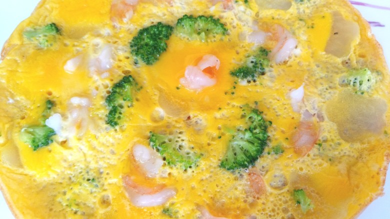 虾仁蔬菜煎蛋饼,表面蛋液凝固后即可出锅装盘