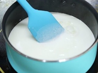 芒果椰汁西米露,取出250ml牛奶，加入30g的白砂糖用小火加热，边加热边搅拌至牛奶微沸，糖完全融化，关火放凉