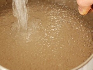 芒果椰汁西米露,将小西米在滤网筛中用凉水反复冲洗，洗掉粘稠物质。最后用饮用凉水再次冲洗，小西米就处理好了
