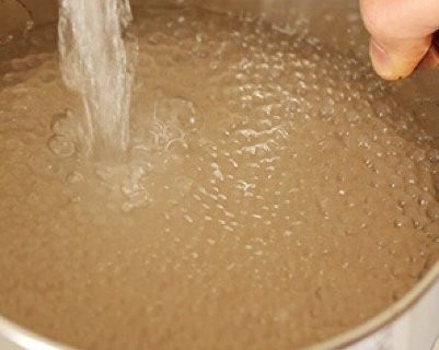 芒果椰汁西米露,将小西米在滤网筛中用凉水反复冲洗，洗掉粘稠物质。最后用饮用凉水再次冲洗，小西米就处理好了