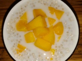 芒果椰汁西米露,今年夏天再炎热的酷暑也不怕啦冰箱里取出后，盛上一碗