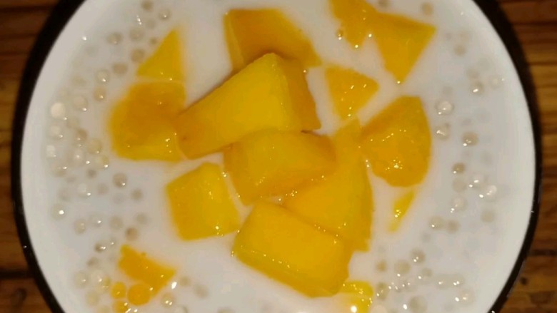 芒果椰汁西米露,今年夏天再炎热的酷暑也不怕啦冰箱里取出后，盛上一碗