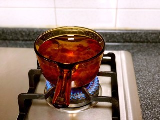 桃胶芋圆水果羹,奶锅加适量清水放入桃胶开始加热炖煮