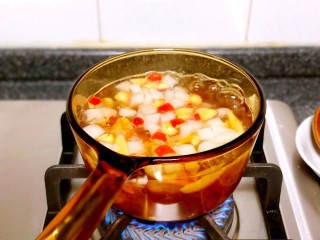 桃胶芋圆水果羹,加冰糖轻轻搅拌转中火，冰糖很快溶解