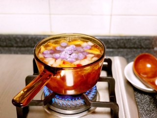 桃胶芋圆水果羹,加入芋圆轻轻搅拌防止粘锅，中火