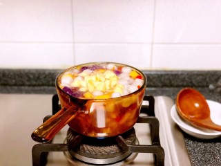 桃胶芋圆水果羹,芋圆全部浮出水面时转小火加入苹果丁继续熬煮几分钟后关火离灶