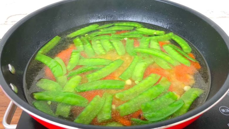 虾仁炒杂蔬,锅里放入适量水烧开，放入一勺盐，一勺油调匀，把玉米放入焯5分钟，再放入荷兰豆和胡萝卜一起焯30秒捞起来，用冷水冲凉待用。