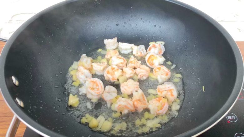 虾仁炒杂蔬,热锅放入少许油，放入姜蒜爆香，再放入虾仁炒至8分熟。