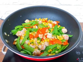 虾仁炒杂蔬,炒至入味以后即可出锅装盘，不宜炒时间太长，会影响颜值和口感哦。