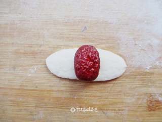 枣花馍,在面皮的正中间放入一颗红枣