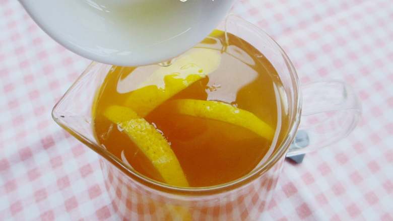 柠檬红茶冰棍,晾凉的茶汤倒入壶中，淋入蜂蜜增加甜度