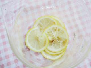 柠檬红茶冰棍,接着壶中加入柠檬片，用擀面杖压出汁