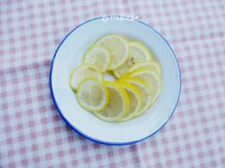 柠檬红茶冰棍,柠檬皮用盐搓洗后，切成厚约2毫米的柠檬