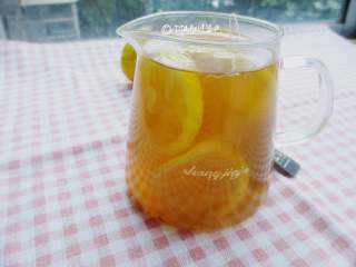 柠檬红茶冰棍,茶水彻底变凉在准备做冰棍