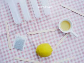 柠檬红茶冰棍,准备好所有需要的材料：红茶、蜂蜜、柠檬、冰棍模具