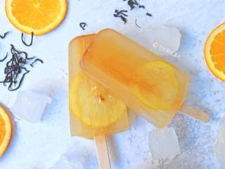柠檬红茶冰棍,冰棍里镶嵌着柠檬，看起来是不是很酷炫呢？