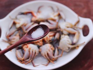 鲜美到爆的花蟹两吃,先根据个人口味，加入适量的盐。