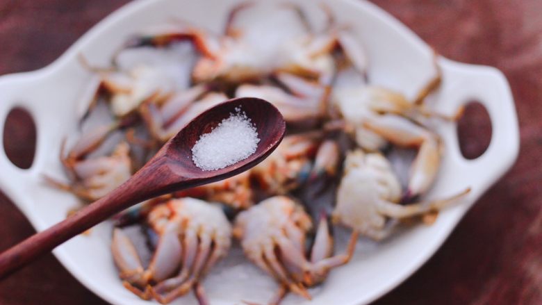 鲜美到爆的花蟹两吃,先根据个人口味，加入适量的盐。
