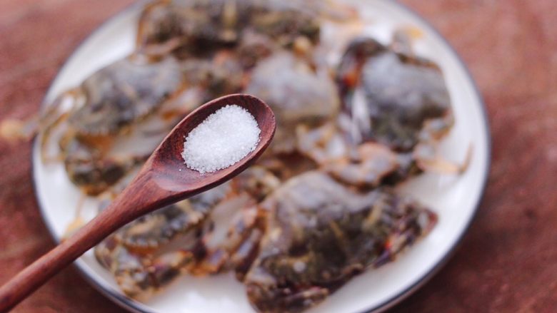 鲜美到爆的花蟹两吃,加入适量的盐。