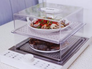 鲜美到爆的花蟹两吃,盖上“臻米折叠电蒸锅”的盖子。