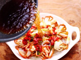 鲜美到爆的花蟹两吃,另起锅加入少许清水，放入生抽和鸡精烧开后，浇到蒸好的剁椒花蟹上面就可以了。