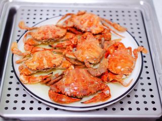 鲜美到爆的花蟹两吃,时间到了打开锅盖，鲜美无比的清蒸花蟹出锅咯。