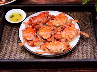 鲜美到爆的花蟹两吃,取一个小碗，用刀切2片姜末，倒入米醋作为蘸清蒸花蟹的蘸汁食用。