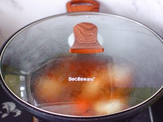 双椒辣爆花蟹,盖上锅盖大火烧开后，继续烹饪1分钟左右。