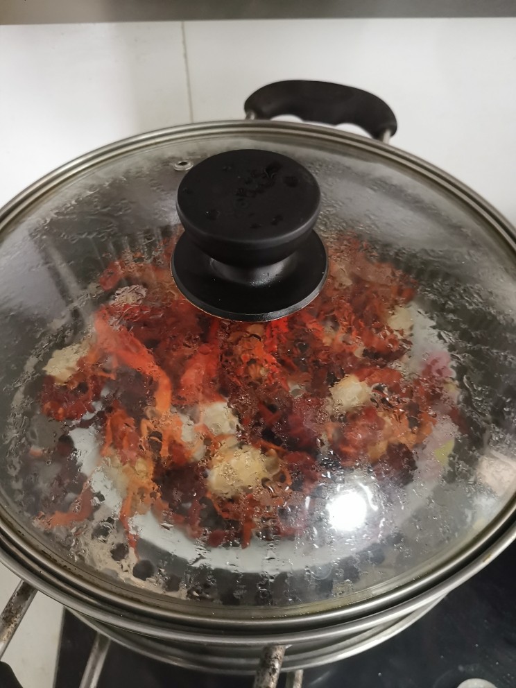 蒸小龙虾,锅中水烧开后放入小龙虾大火蒸15分钟（事后发现有点老了，下次试试12分钟）
