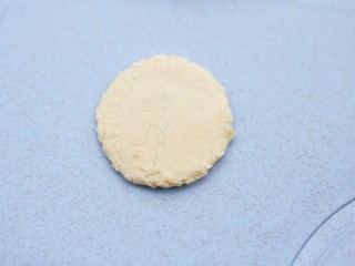 超可爱的笑脸土豆饼,在大面片里切下一个圆形的小面片。