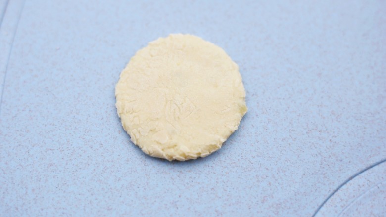 超可爱的笑脸土豆饼,在大面片里切下一个圆形的小面片。