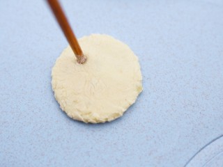 超可爱的笑脸土豆饼,用一根圆筷子的底部在圆面片上戳出两只眼晴。