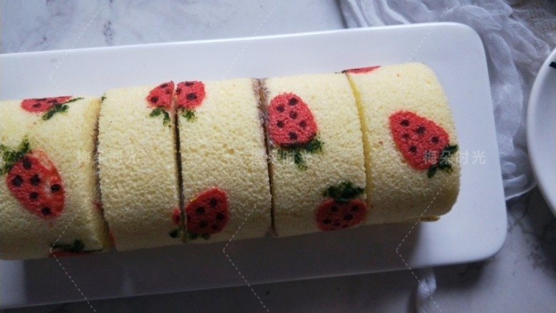 草莓彩绘蛋糕卷,吃的时候切成等宽的小段。